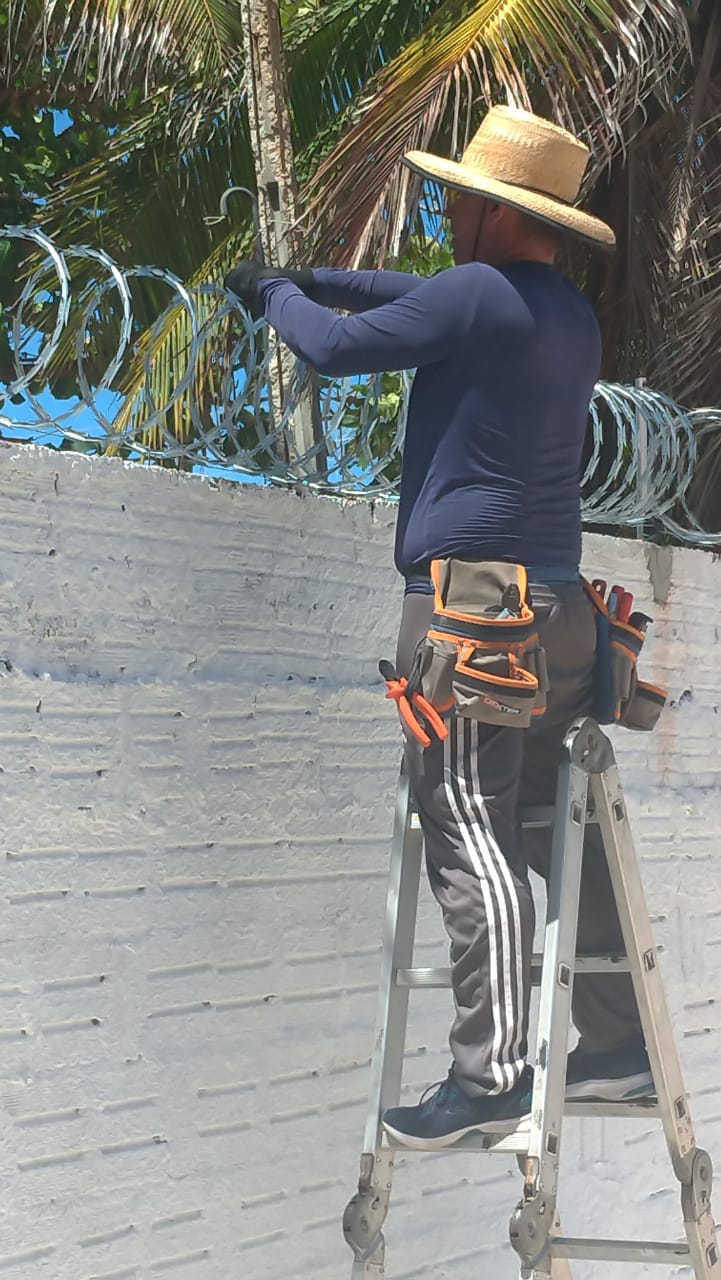 Imagem de um homem montando uma concertina