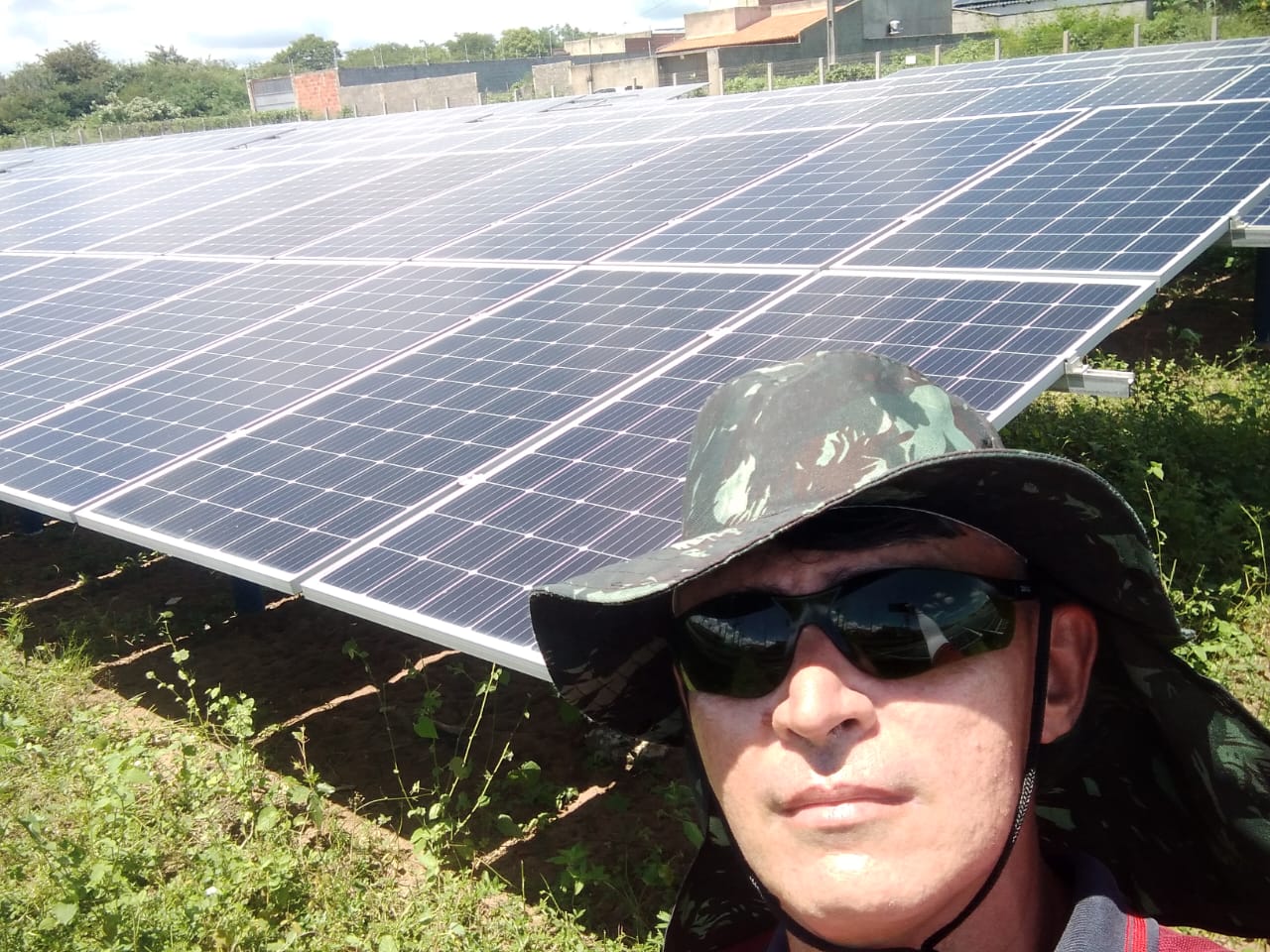 Foto de uma selfie feita por um homem com várias placas solares